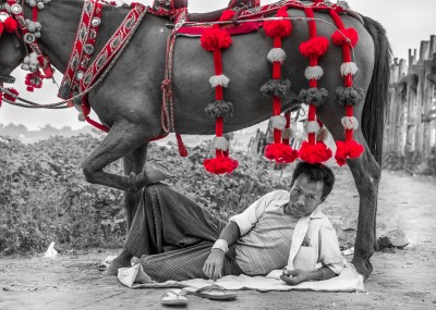 Burma men under his horse for a break U Pain Bridge-4476-Modifier