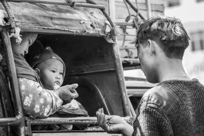Women with Baby pay  for Taxi-4876-Modifier