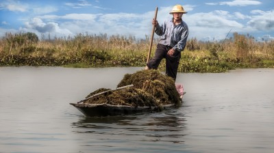 Farmer on boat Inle Lake-5618-