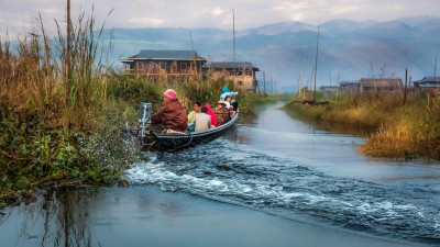 Family on boat  Inle Lake-5127-Modifier