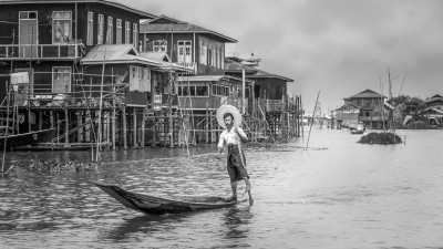 Ficherman  pass the village Inle Lake-5813--2