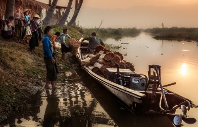 Back home by boat after morning market Inle