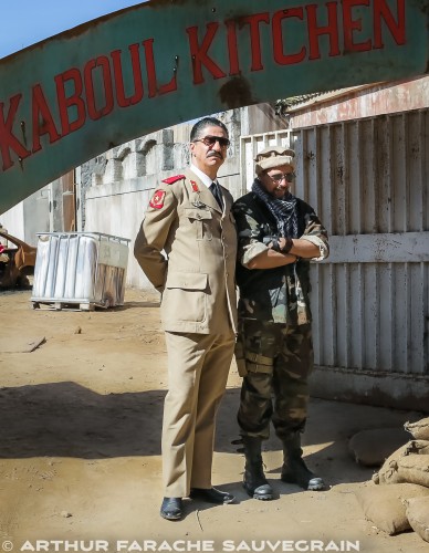 Simon Abkarian et son lieutenant dans Kaboul Kitchen Saison 2